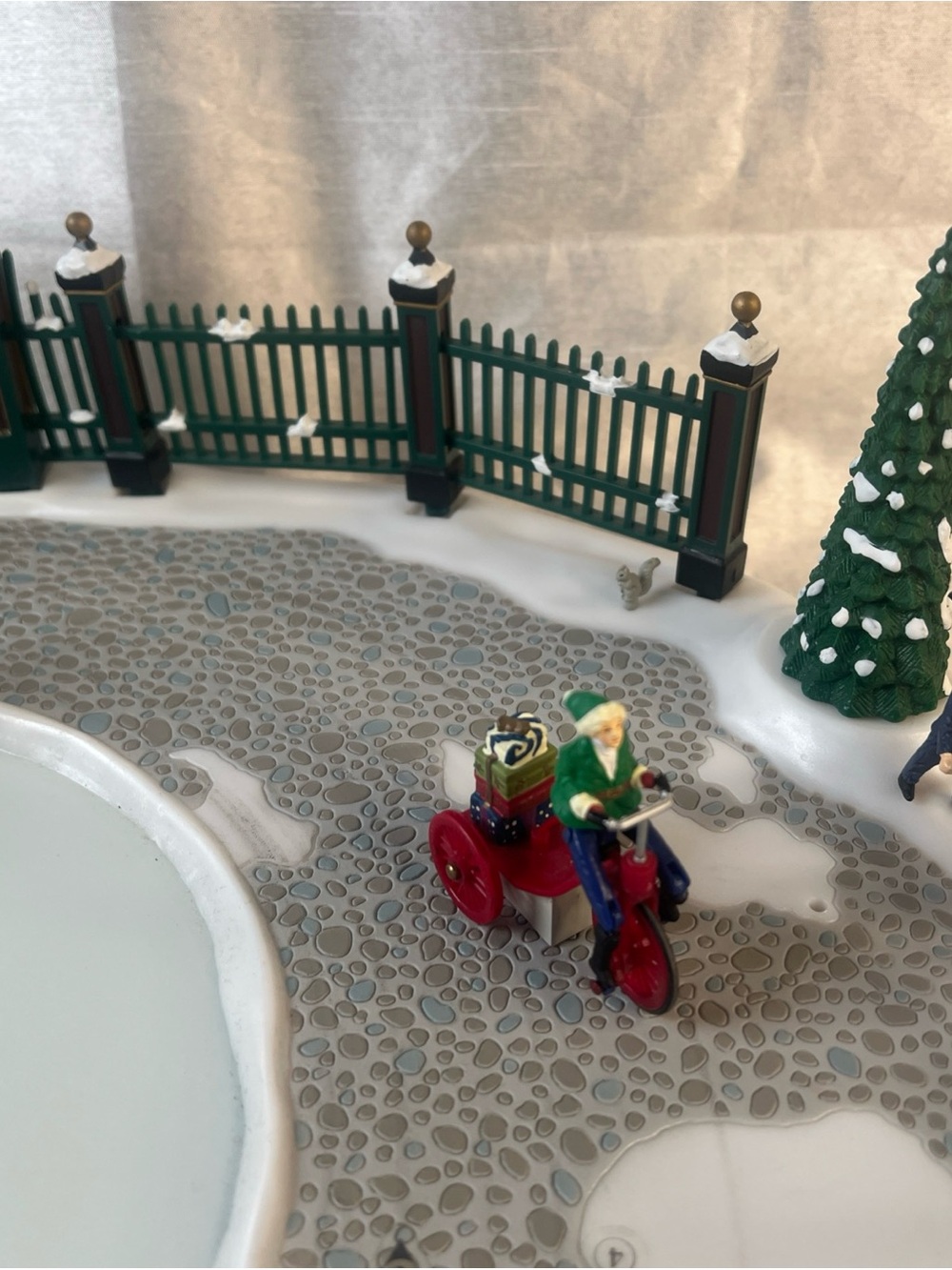 Vintage 1996 Mr Christmas Holiday in Motion animated ice skaters - Picture 11 of 16